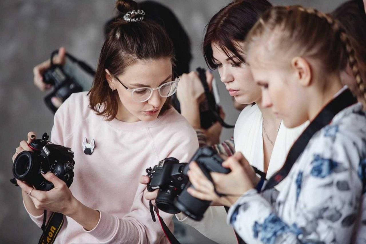 женщина с фотоаппаратом