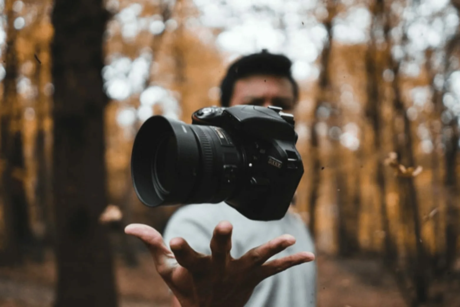 женщина с фотоаппаратом